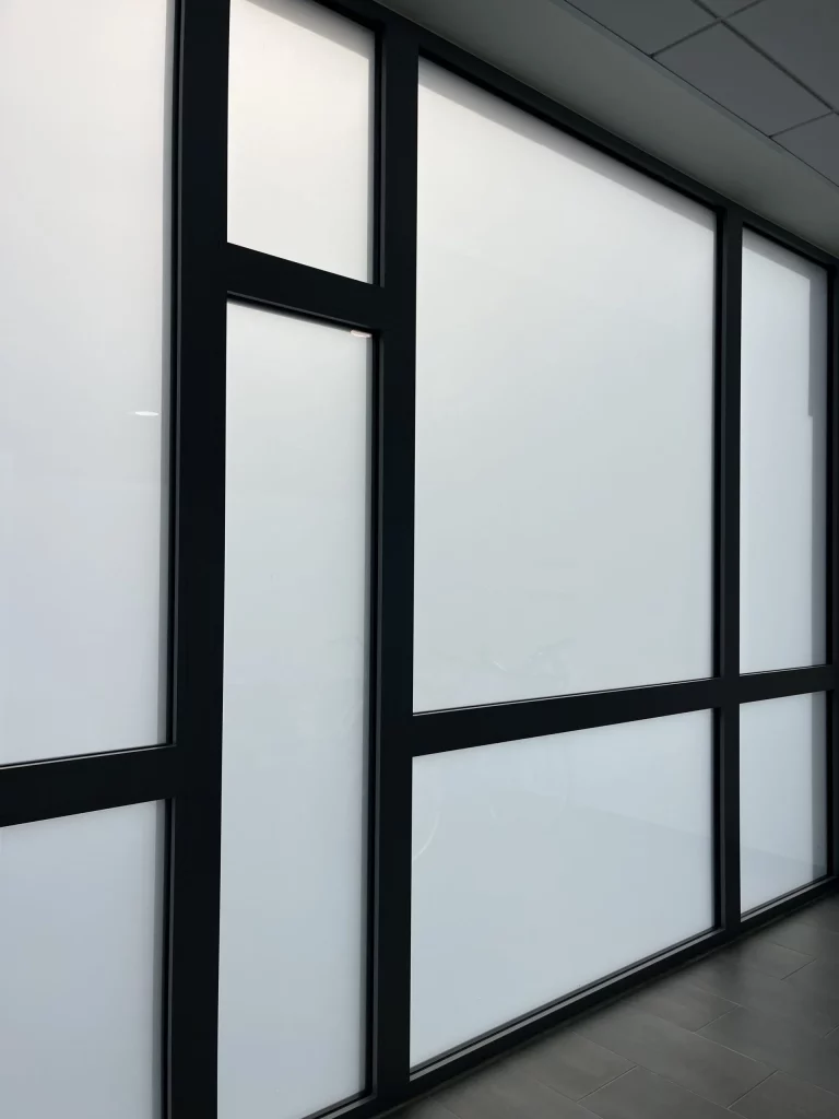 Vitre du hall d'entrée de la résidence de Horos à Landerneau